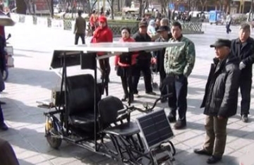 【拍客】六旬老翁淘废品造太阳能车 欲带8旬母亲远游