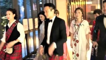 袁咏仪夫妇穿情侣装亮相 张智霖短裙配白袜造型吸睛