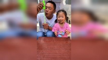 童年趣事：和萌娃一起吹泡泡