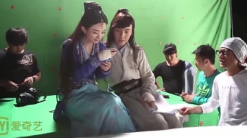 陈伟霆对戏就靠在赵丽颖的肩膀上? 有谁注意到陈伟霆的手!