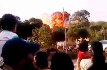 【拍客】小镇庆典飞机当众坠毁 民众尖叫连连