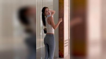 街拍颜值美女扎头发的动作真漂亮真好看