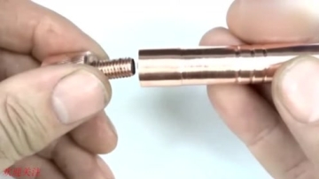 国外车工牛人现场展示铜棒车笔的绝活，看成品服了，这技术厉害