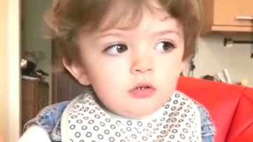 中国媳妇跟混血儿用中文聊天，萌娃忍不住抱怨，太可爱了