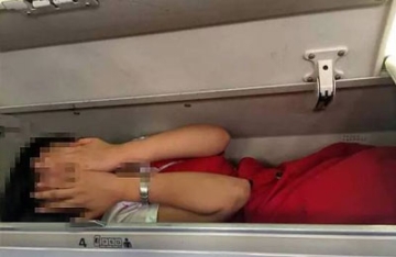 【拍客】昆明航空多名空姐被恶搞塞进行李架