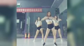 长腿美女现场教学舞蹈，绝对是锻炼身形的绝佳舞蹈