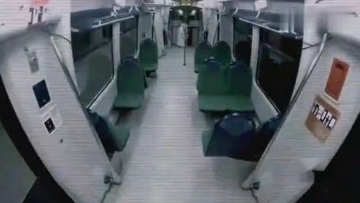 承包一整列地铁来恶搞，这环境气氛，乘客都快吓坏了