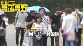 恶搞路人，众人笑呵呵