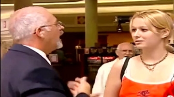 国外爆笑整蛊恶作剧，男子装哑巴恶搞美女