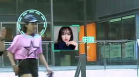 宋茜素颜逛街学雷锋，街头弯腰帮助拄拐伤者