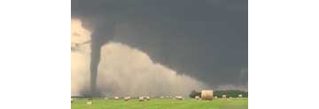 【拍客】美国小镇遭"双龙卷风"袭击 美好家园瞬间夷为平地