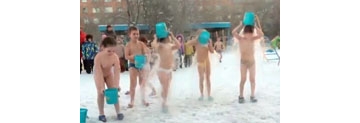 【拍客】俄幼儿集体赤身挑战冰桶