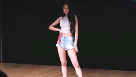 美女舞蹈个人solo秀，专业的就是不一样，气场十足！