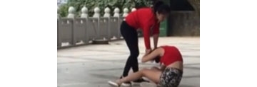 【拍客】红衣女当街暴打小三 朋友一旁帮忙录像