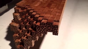 牛人设计出一张非常好看的茶几，立体感非常强，摆在家里当艺术品