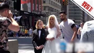 街头测试：12岁男孩娶50岁女子路人有什么反应