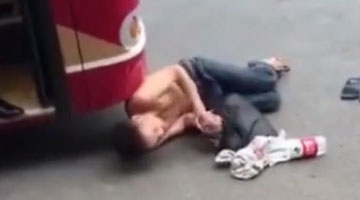 南宁一男子躺公交车前碰瓷 看得人尴尬症都犯了