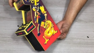 这波操作我给满分，牛人用硬纸板把小时候玩的拳皇游戏机造了出来