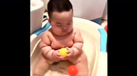 26斤萌宝洗澡，这简直就是个小肉球，太可爱了！