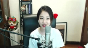 冯提莫演唱《丝路》伤感情歌女声版本更好听