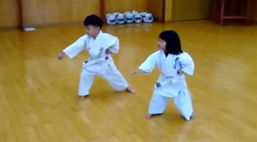 两个萌娃练跆拳道，一招一式像模像样，还带着一丝萌萌气息，好可爱