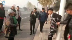 新郎大婚当天被恶搞 五花大绑唱歌求饶