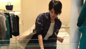 王菲逛街身材气质尽显 