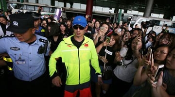 张继科回国大票粉丝接机 对着张妈妈大喊婆婆