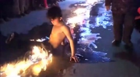 18岁小伙秀绝活，钢筋锁喉浴火翻滚！