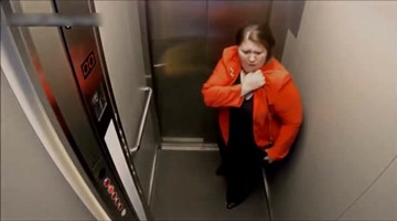 爆笑电梯恶搞，吓坏路人，飞天掉井！