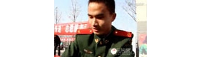 【拍客】最美武警哥免费擦鞋弘扬雷锋精神