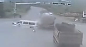 监拍救护车闯红灯遭大罐车撞击 旋转两圈面目全非