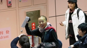 窦靖童剃光头后萌生三分喜感 兴奋挥手眉飞色舞