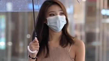街拍雨中漫步时尚穿搭长腿小姐姐，最后一位好眼熟