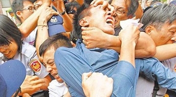 实拍台大虐猫男出庭被暴打 称控制不住虐猫冲动