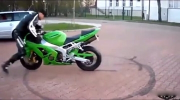 恶搞摩托车车手的悲哀！