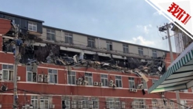 北京一大厦4楼发生大面积坍塌 目击者：塌楼上还有人往下瞅