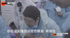 绝症女孩大雨中跪求韩红：救救我，我不想死！