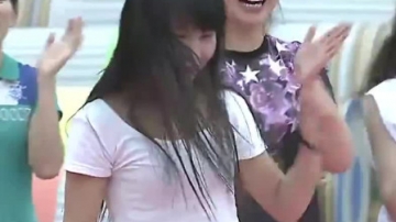 男生女生向前冲: 美女热舞嗨翻全场, 只是落水的时候, 略显狼狈