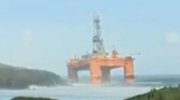 实拍强风将1.7万吨钻油台吹跑 搁浅岸边