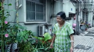 85岁退休教师成“蝙蝠侠” 每晚十点坚持出门