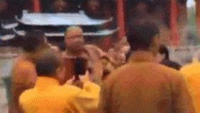 实拍寺庙内和尚因矛盾闹口角