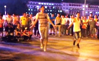 【拍客】打不倒的广场舞又出新花招
