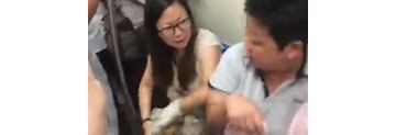 【拍客】绷带女地铁抢座遭胖阿姨怒斥