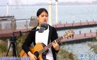 【拍客】清纯美女吉它弹唱《我们的时光》