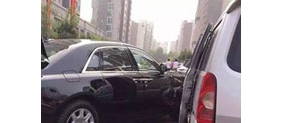 【拍客】郑州：面包车撞上劳斯莱斯 豪车车主不要赔偿