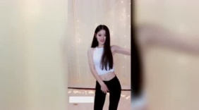 美女舞蹈，身材好，跳的也好