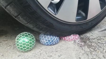 牛人驾驶小汽车碾压海洋球！看着好过瘾！请勿轻易模仿！