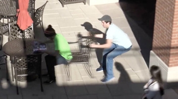 国外小伙街头抽路人凳子，遭路人追打
