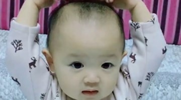 萌宝吃柚子，酸也要吃，最后还向爸爸送吻，太可爱了！